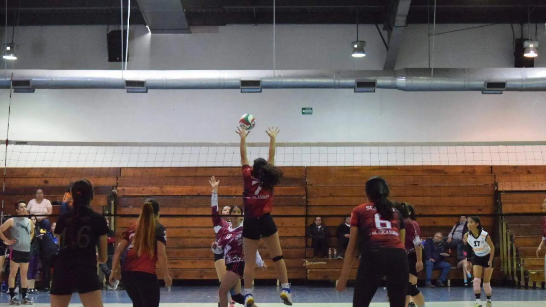 28 LAURO Grandes duelos se vivieron en el torneo de voleibol de la Deportiva